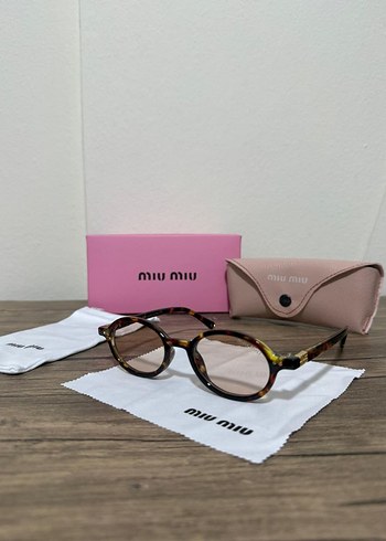 Miu Miu Paris Sokak Stili Gözlüğü - Görsel 3