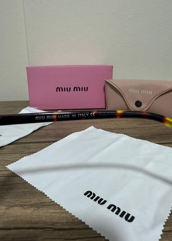 Miu Miu Paris Sokak Stili Gözlüğü - Görsel 4