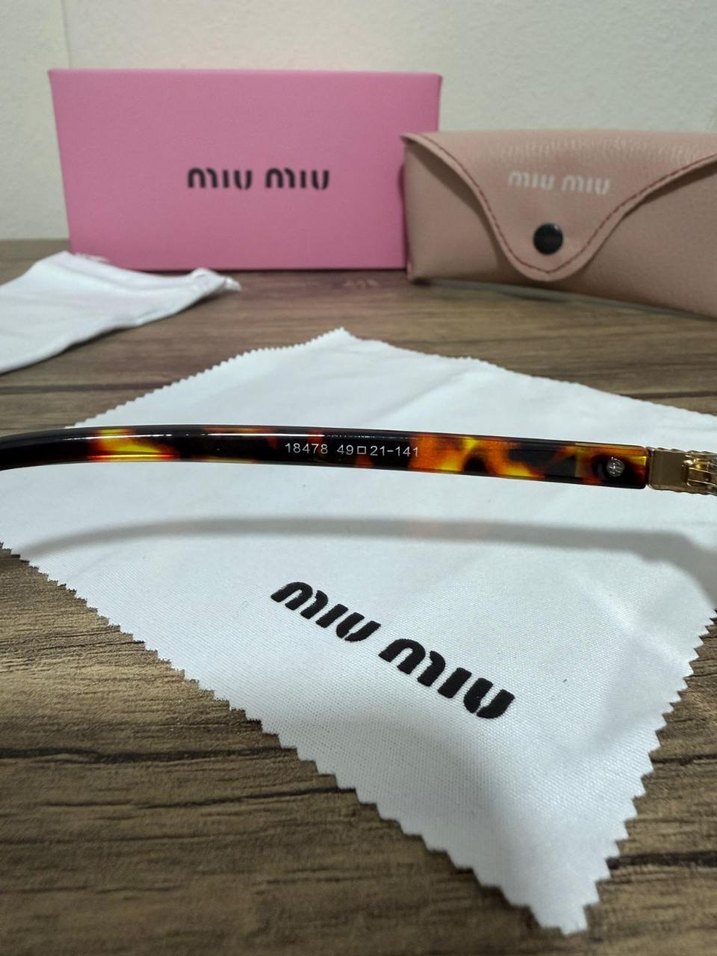 Miu Miu Paris Sokak Stili Gözlüğü - Görsel 5