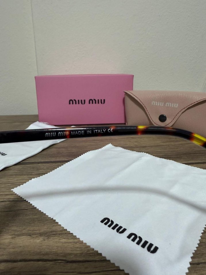 Miu Miu Paris Sokak Stili Gözlüğü - Görsel 4