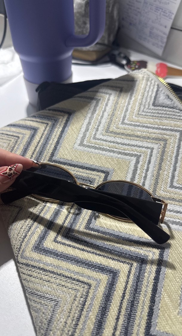 Altın Tokalı Gri Oval Kadın Güneş Gözlüğü - Görsel 3