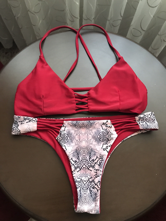 Bordo bikini