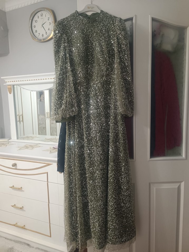 Çağla yeşili renginden tesettür abiye - Görsel 2