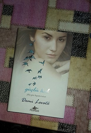 Demi Lovato 365 Gün Güçlü Kal Kitap