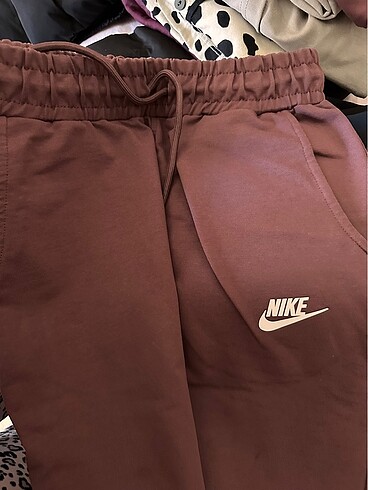 m Beden kırmızı Renk Nike esofman takım gülkurusu rengi