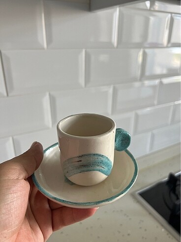 Bir adet el yapımı kahve fincanı