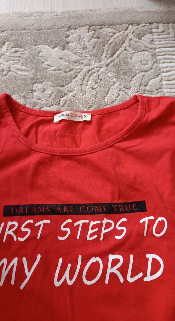 Kısa Kollu Kırmızı Baskılı Hamile Tişörtü - Görsel 3