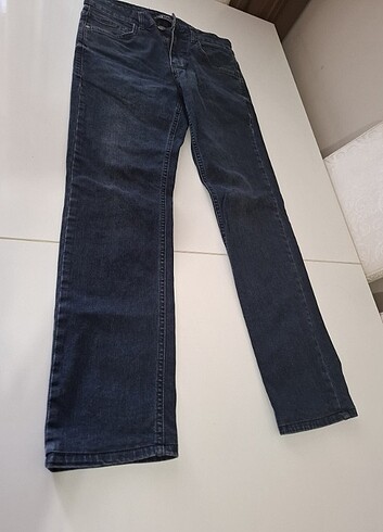 Adet fıyatı 50 tl. Biri erkek kot pantolonu mavi markanın 32 bed