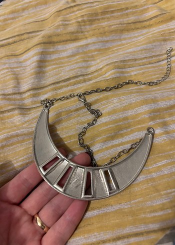 Metal Desenli Kadın Kolye - Görsel 3