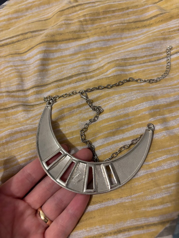 Metal Desenli Kadın Kolye - Görsel 3