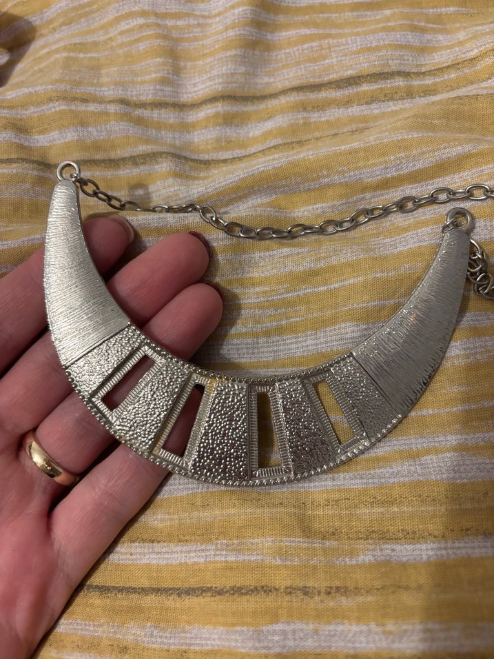 Metal Desenli Kadın Kolye - Görsel 2