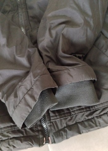 Erkek Çocuk Siyah Kapüşonlu Fermuarlı Mont - Görsel 2