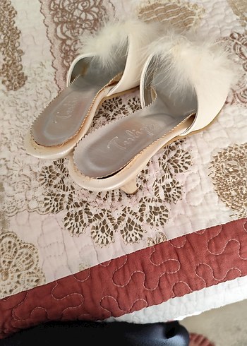 Beyaz Kürklü Kadın Dolgu Topuk Terlik - Görsel 2