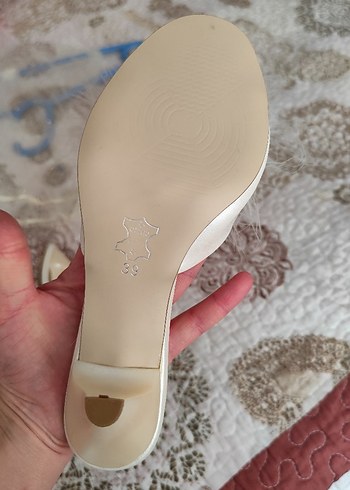 Beyaz Kürklü Kadın Dolgu Topuk Terlik - Görsel 3