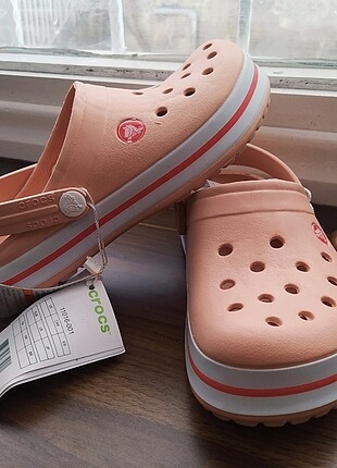 Pembe Crocs