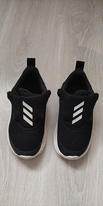 Adidas siyah cırtlı spor ayakkabı 