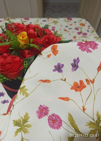 Çiçek Desenli Çok Renkli Masa Örtüsü - Görsel 3