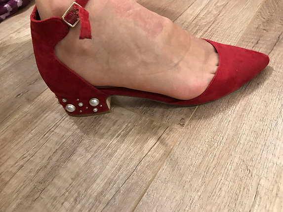 Kırmızı incili ayakkabı 
