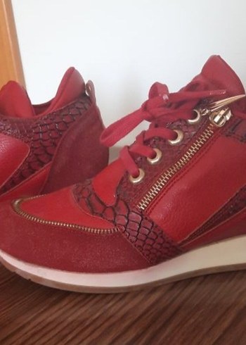 39 Beden Kırmızı Yılan Desenli Dolgu Topuklu Sneakers