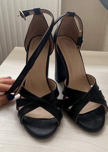 Siyah kalın topuklu ayakkabı - Görsel 3