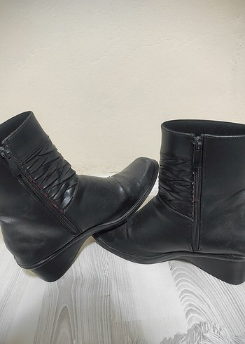 Siyah Deri Kadın Dolgu Topuklu Bot - Görsel 4
