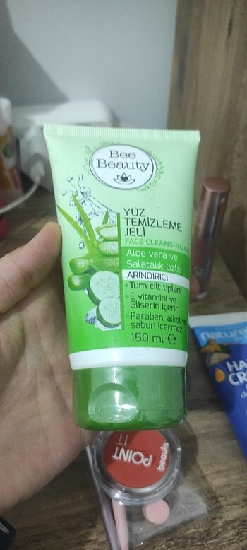 Bee Beauty Krem biraz kullanıldı. Jel ve ruj hiç kullanılmadı . Farlar da k