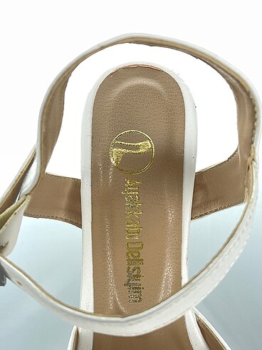 37 Beden beyaz Renk PreLoved Platform %70 İndirimli.
