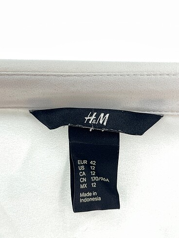 42 Beden beyaz Renk H&M Gömlek %70 İndirimli.