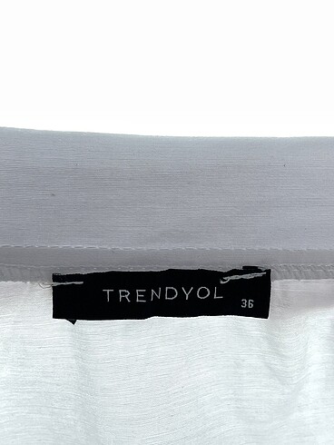 36 Beden beyaz Renk Trendyol & Milla Gömlek %70 İndirimli.