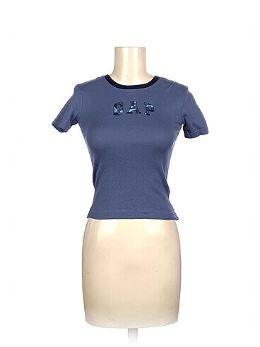 Gap T-shirt %70 İndirimli.