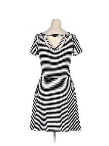 m Beden PreLoved Kısa Elbise %70 İndirimli.