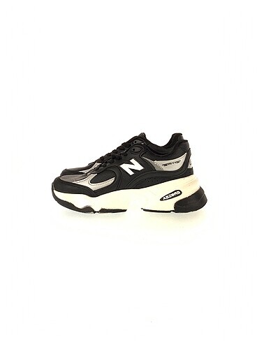 New Balance Spor Ayakkabı %70 İndirimli.