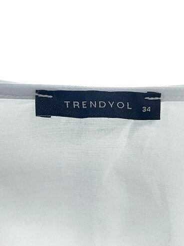 34 Beden beyaz Renk Trendyol & Milla Gömlek %70 İndirimli.