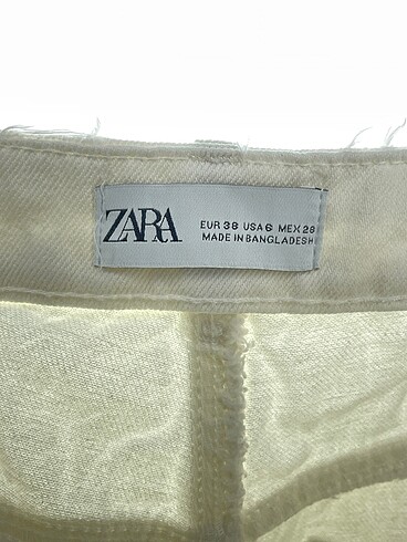 38 Beden beyaz Renk Zara Mini Şort %70 İndirimli.