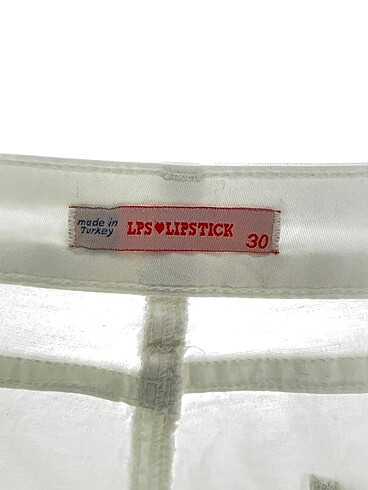 30 Beden beyaz Renk PreLoved Mini Şort %70 İndirimli.