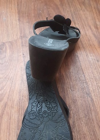 Kadın Siyah Çiçek Detaylı Dolgu Topuk Terlik - Görsel 6