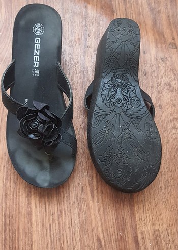 Kadın Siyah Çiçek Detaylı Dolgu Topuk Terlik - Görsel 4