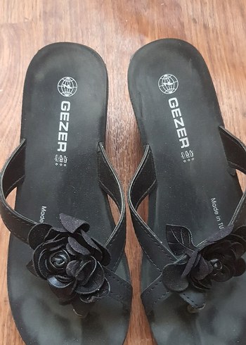 Kadın Siyah Çiçek Detaylı Dolgu Topuk Terlik - Görsel 2