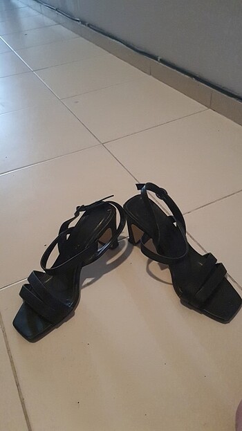 Siyah bantli yazlık ayakkabi - Görsel 5