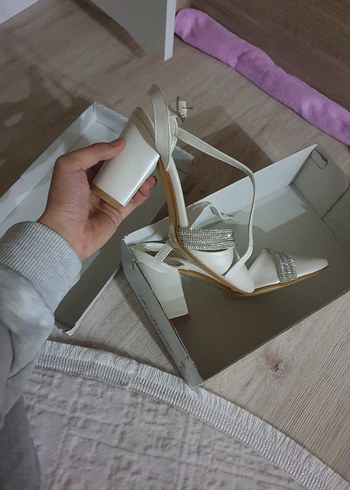 Beyaz Tokalı Yüksek Topuklu Kadın Abiye Ayakkabı - Görsel 3