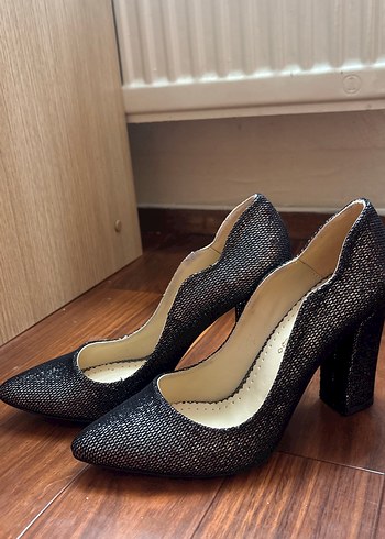 Siyah parlak topuklu ayakkabı - Görsel 2