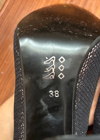 Siyah parlak topuklu ayakkabı - Görsel 4