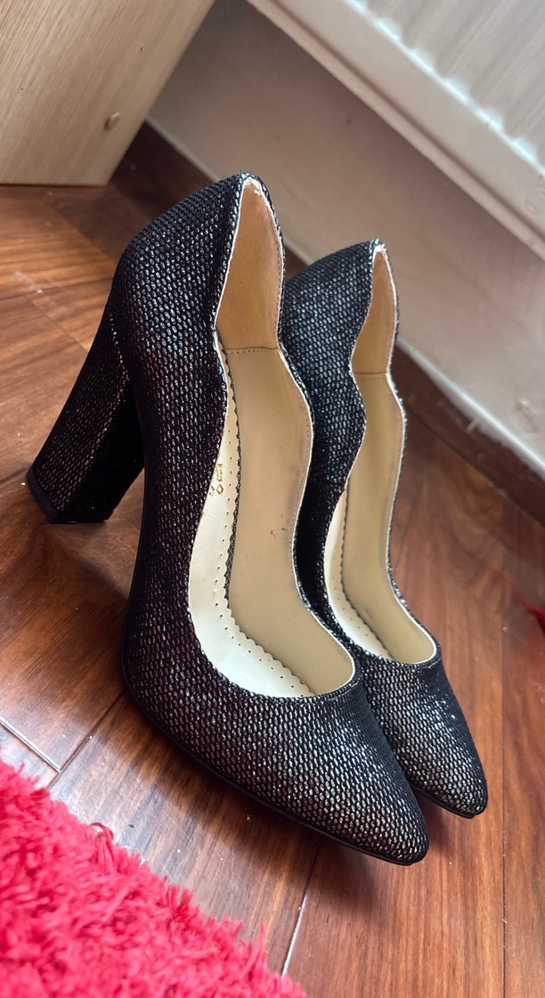 Siyah parlak topuklu ayakkabı - Görsel 3