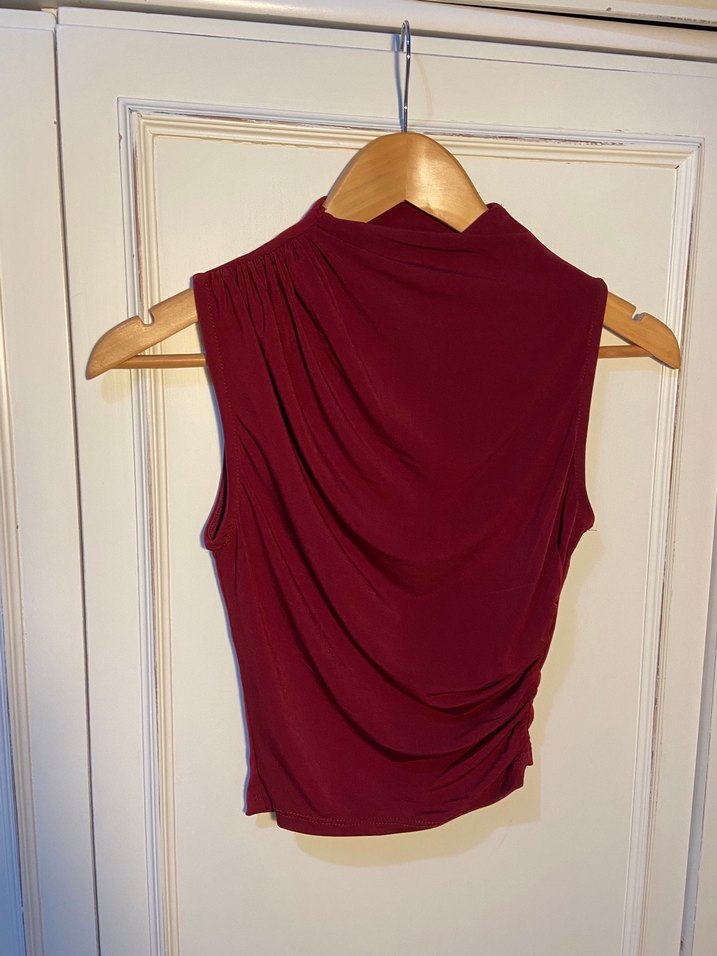 Bordo Drapeli Yüksek Yakalı Kolsuz Bluz - Görsel 2