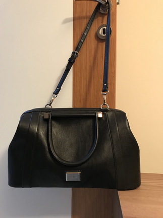 Nine west siyah kol çantadı
