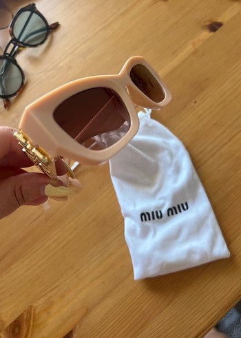  Beden ten rengi Renk Miumiu güneş gözlüğü