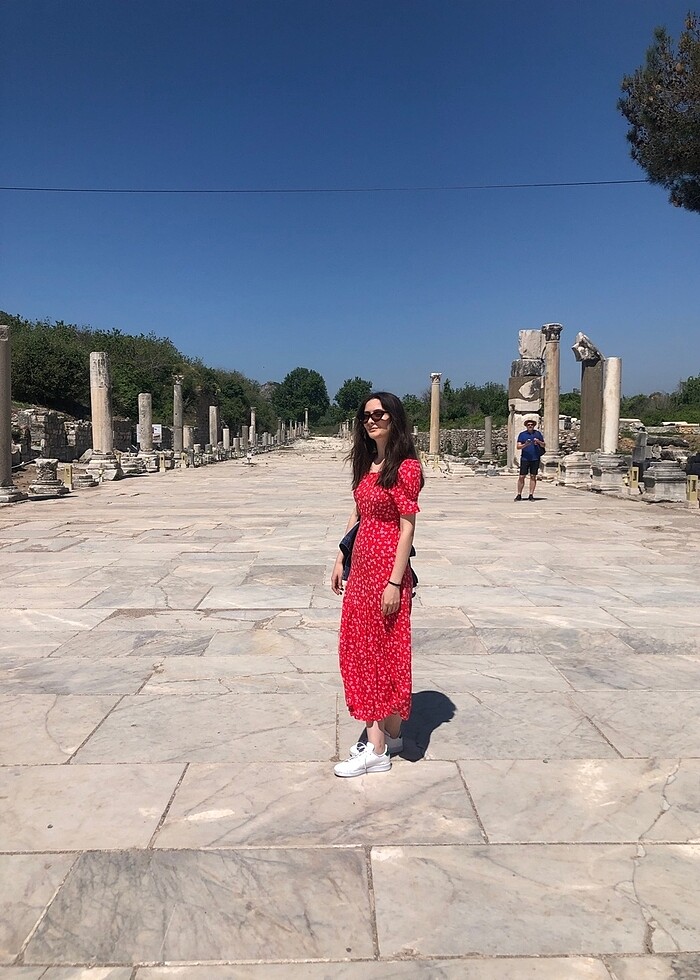 Kırmızı çiçekli elbise - Görsel 2