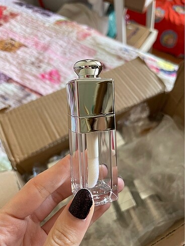 Dior lipgloss şişesi