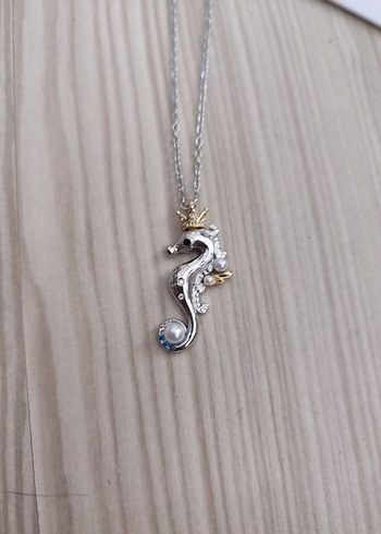 Accessorize 316 L Çelik Taçlı Denizatı Figürlü Zincir Kolye