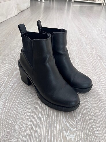 H&M siyah topuklu bot